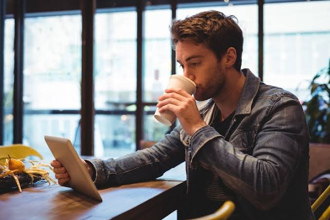 Geração Z reinventa o trabalho no Brasil: renda digital cresce entre jovens