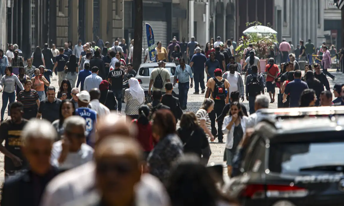 Brasil reduz pobreza ao menor nível em 12 anos e tira 8,6 milhões de pessoas da vulnerabilidade em 2024