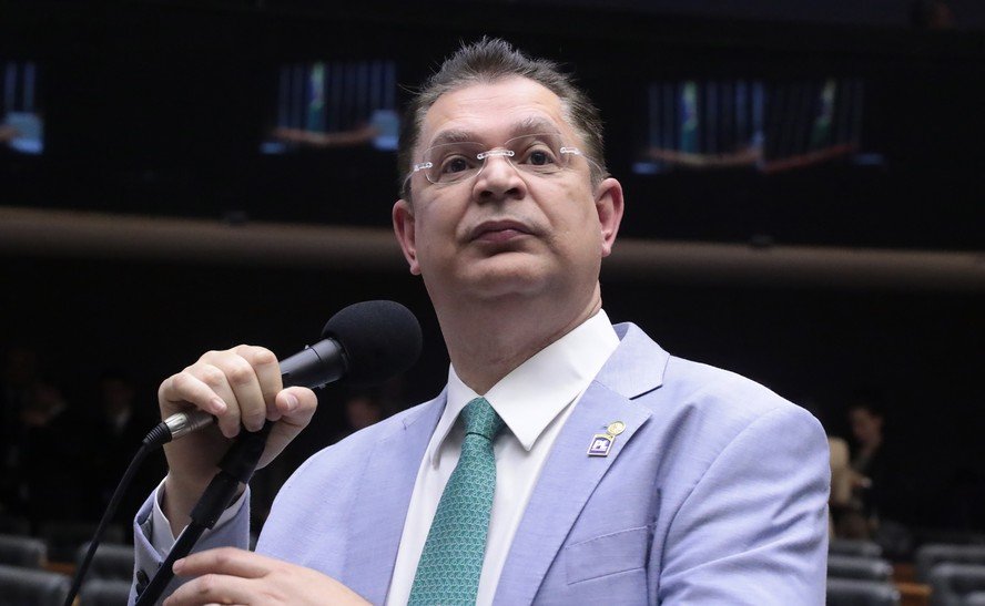 Sóstenes Cavalcante, líder do PL, e Carlos Jordy são alvos de operação da PF