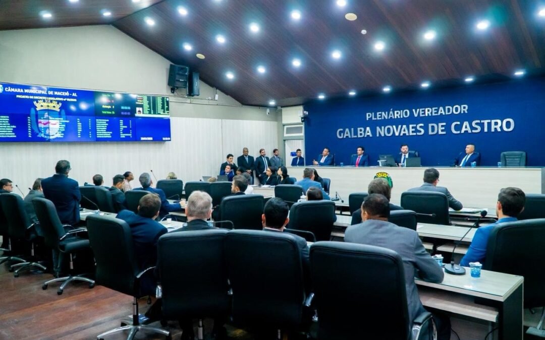 Julgamento das contas da Prefeitura de 2019 vira espetáculo de atropelos na Câmara de Maceió