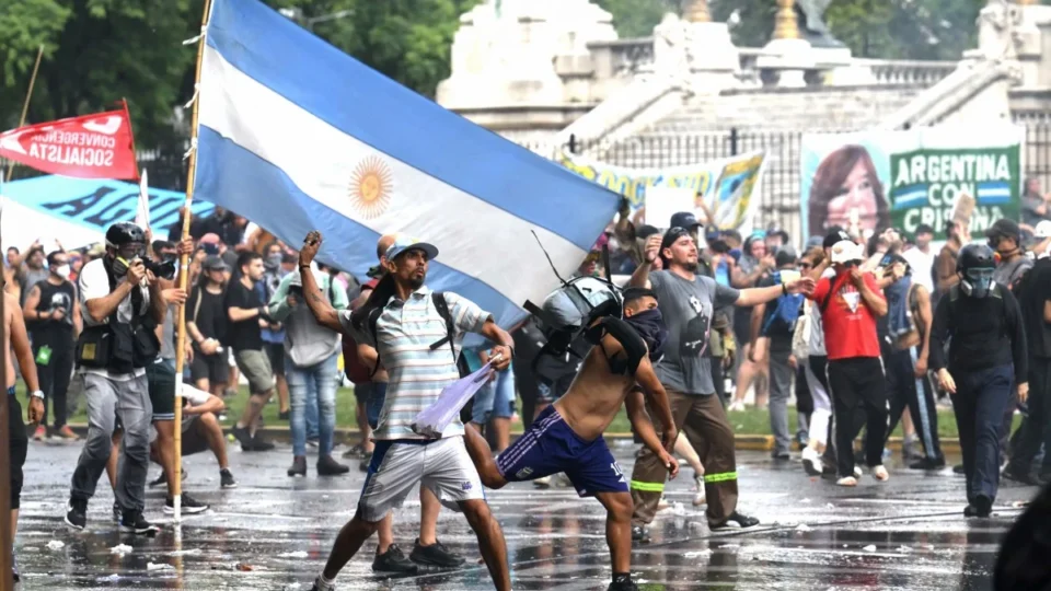 Senado argentino aprova reforma de Milei que reduz direitos e amplia jornada de trabalho