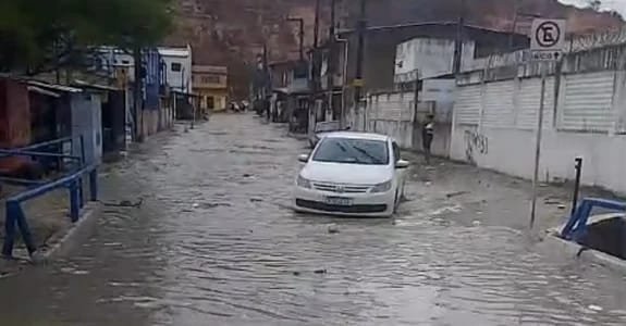 Maceió alaga e culpa a população