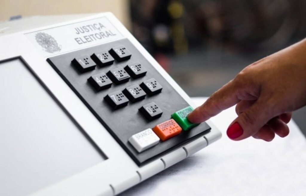 Urna eletrônica completa 30 anos e consolida Brasil como referência em eleições digitais