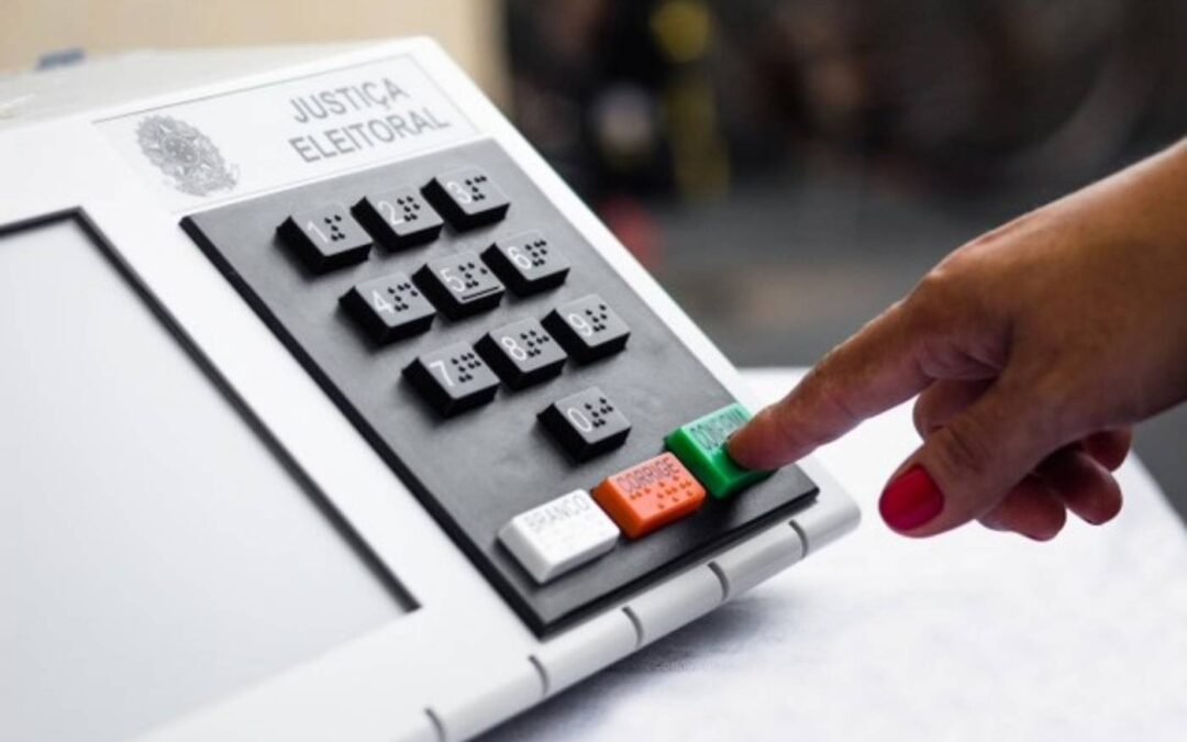 Urna eletrônica completa 30 anos e consolida Brasil como referência em eleições digitais