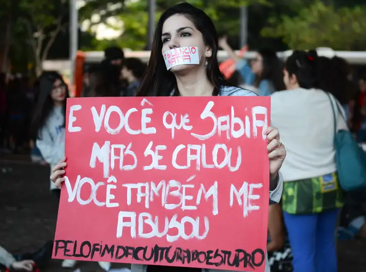 Medo de estupro atinge 82% das brasileiras e violência ocorre majoritariamente dentro de casa