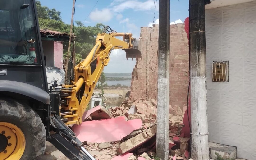 Demolições no Bolão retiram famílias de área de risco no bairro do Farol