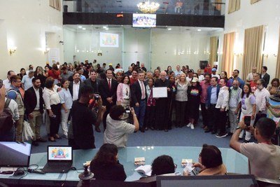 Legislativo debate direito à moradia e homenageia pe. Júlio Lancelotti