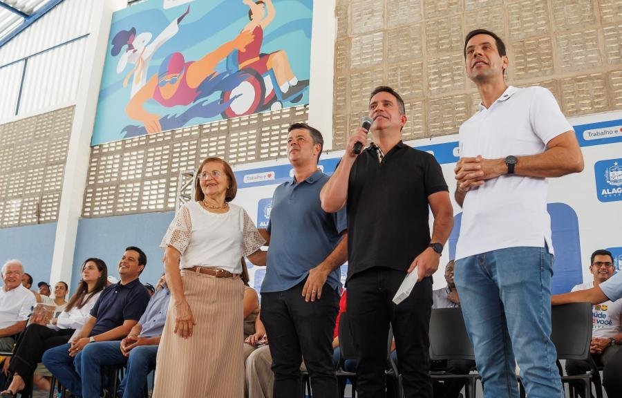 Nova escola, inclusão digital na saúde e apoio à agricultura familiar marcam agenda do governador em Cacimbinhas 