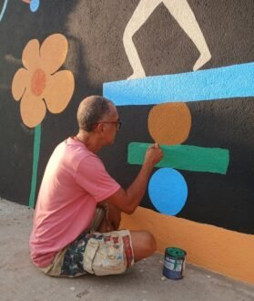 Mural “Colorir a Vila” homenageia arte-educadora circense Peró Batista