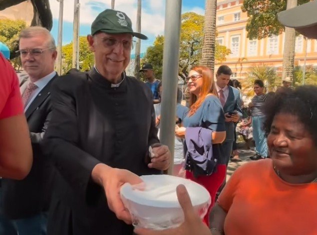 Fé nas ruas: padre Lancellotti leva solidariedade à população vulnerável em Maceió