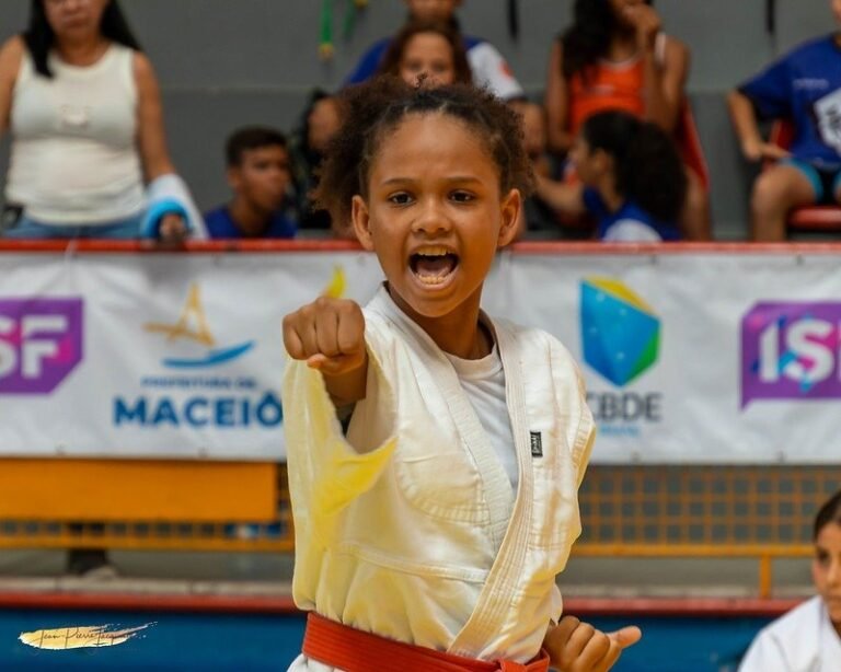 Esporte escolar fortalece autoconfiança de meninas e estimula respeito entre estudantes