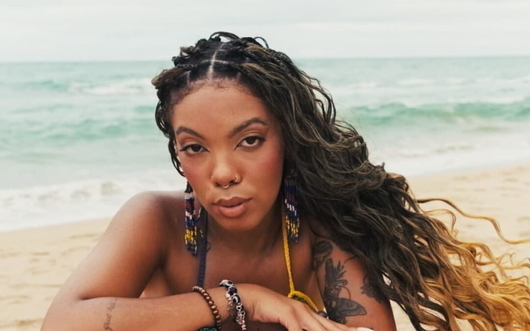 Cantora Huná lança clipe de “Bandida Má” e marca nova fase na carreira