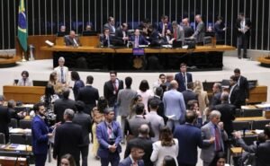 Câmara ocultou autores de R$ 1,3 bilhão em emendas em 2025