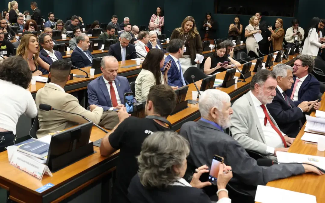 Pedido de vista adia votação da PEC do fim da 6×1 na CCJ da Câmara