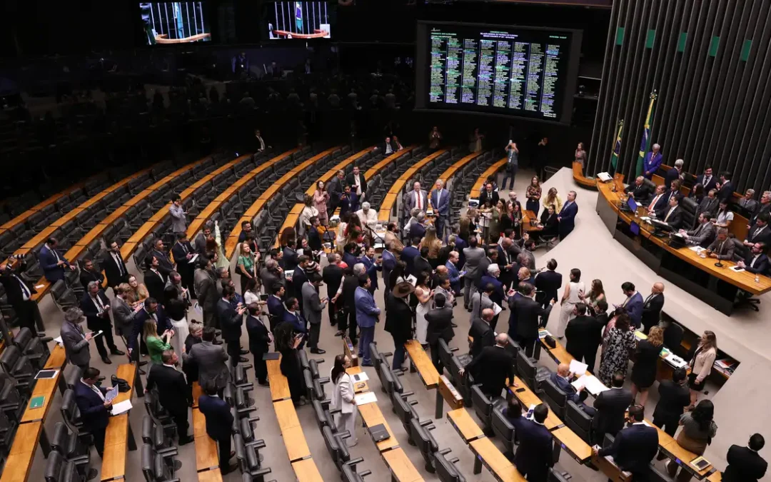 Congresso derruba veto de Lula e aprova mudança em penas para crimes contra o Estado democrático