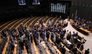 Congresso derruba veto de Lula e aprova mudança em penas para crimes contra o Estado democrático