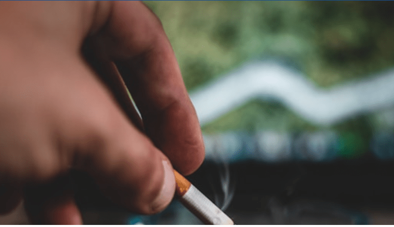 Parar de fumar desacelera a perda cognitiva mesmo na meia-idade