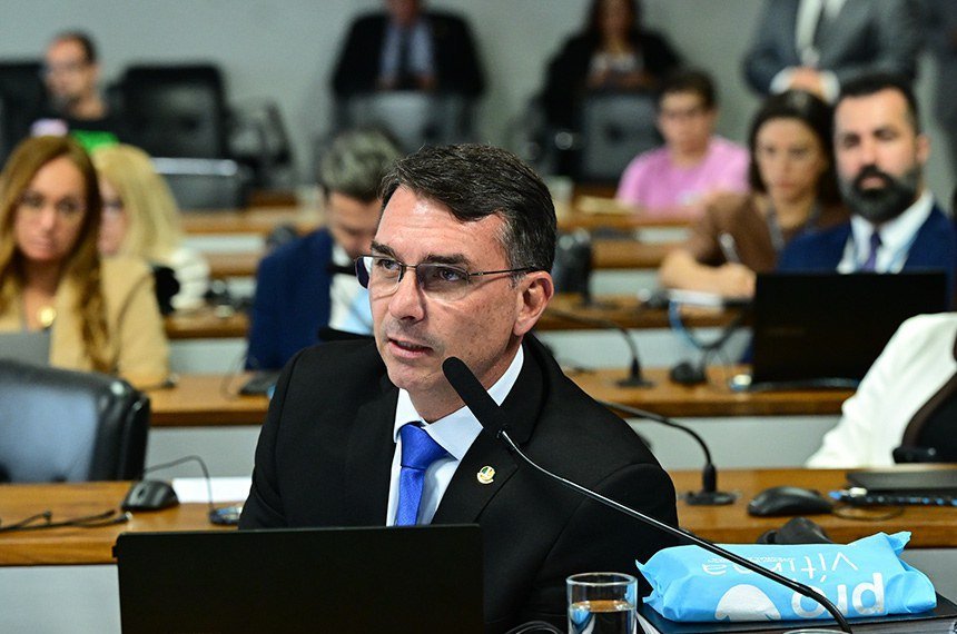 Flávio Bolsonaro admite encontro com Daniel Vorcaro após prisão