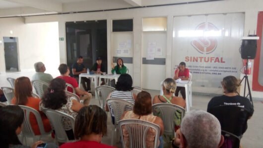 Servidores da Ufal realizam ato público na manhã desta quarta-feira, em frente ao HU