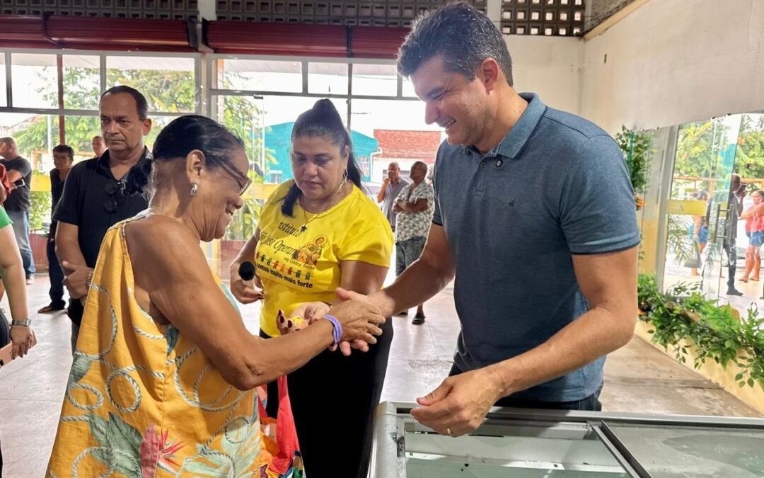 Rui Palmeira participa da entrega de uma tonelada de peixe e arroz a famílias em Fernão Velho