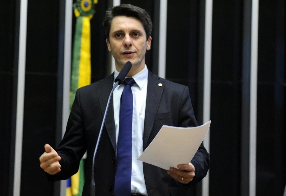 Vice-líder do Centrão é acusado de usar fundo partidário para financiar perfis falsos nas redes