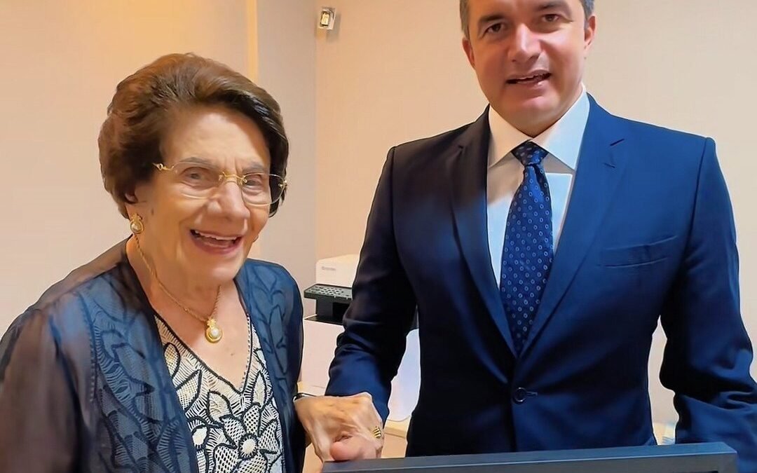 Rui Palmeira homenageia médica Eleusa Passos com Comenda Nise da Silveira