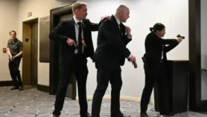 Donald Trump é retirado de jantar com jornalistas após disparos