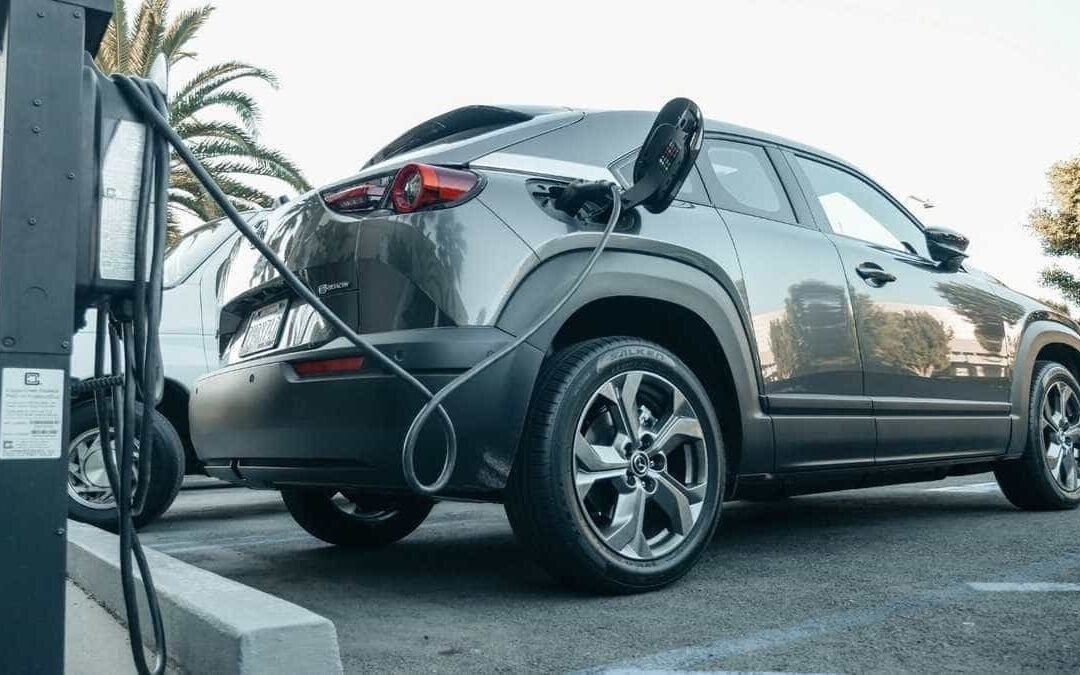 MP cobra explicações sobre recarga de carros elétricos em postes e Equatorial promete retirada
