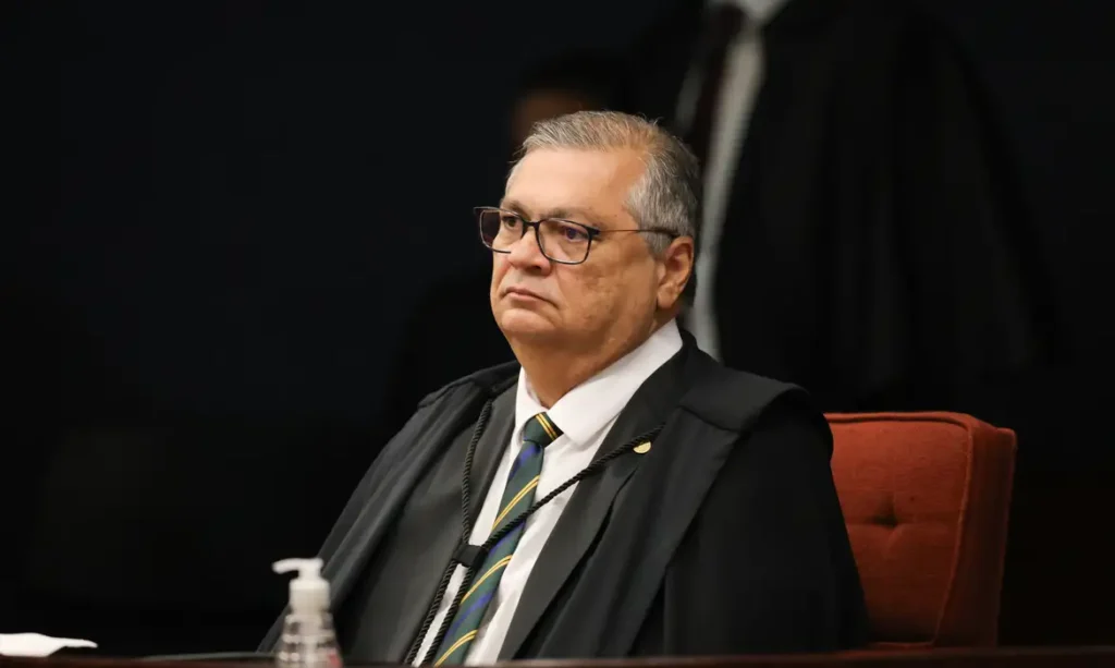 Flávio Dino manda abrir investigação sobre emendas destinadas a ONGs ligadas a filme sobre Bolsonaro