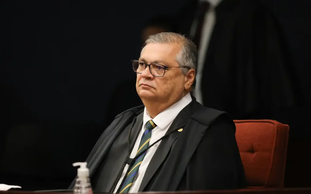 Flávio Dino manda abrir investigação sobre emendas destinadas a ONGs ligadas a filme sobre Bolsonaro