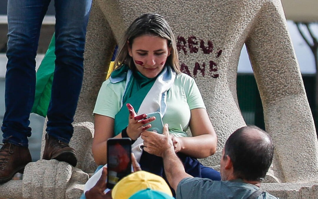 Débora do Batom recorre ao STF para tentar redução de pena com nova Lei da Dosimetria