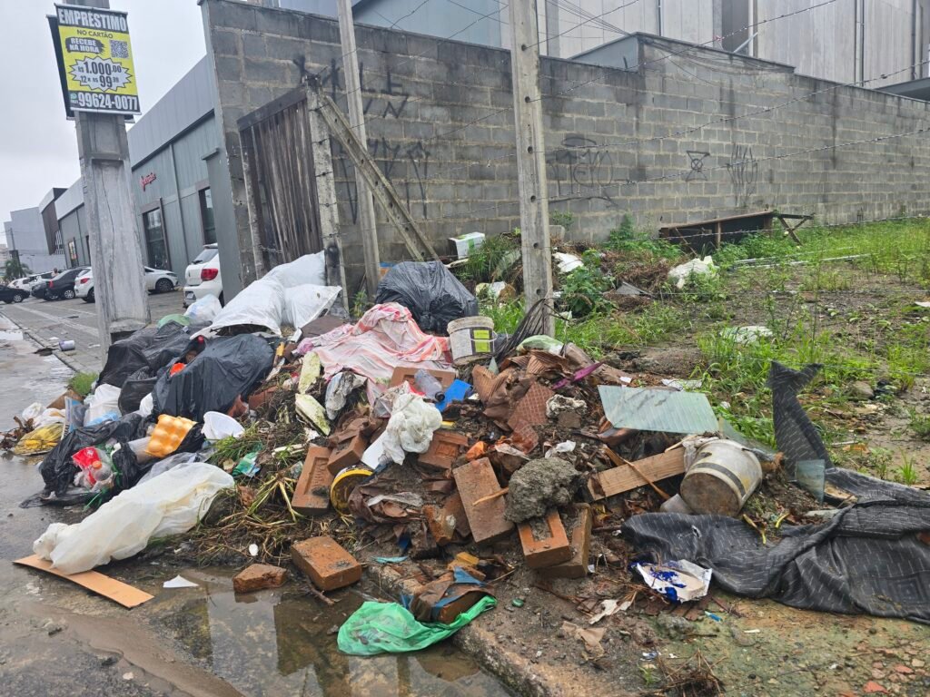 Lixo se espalha por Maceió e crise da coleta explode na gestão Rodrigo Cunha