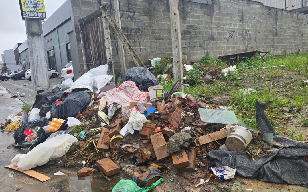 Lixo se espalha por Maceió e crise da coleta explode na gestão Rodrigo Cunha
