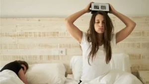 “Jet lag social”: entenda o efeito de dormir tarde e acordar cedo