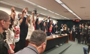 Comissão da Câmara aprova PEC que reduz jornada para 40 horas e extingue escala 6x1