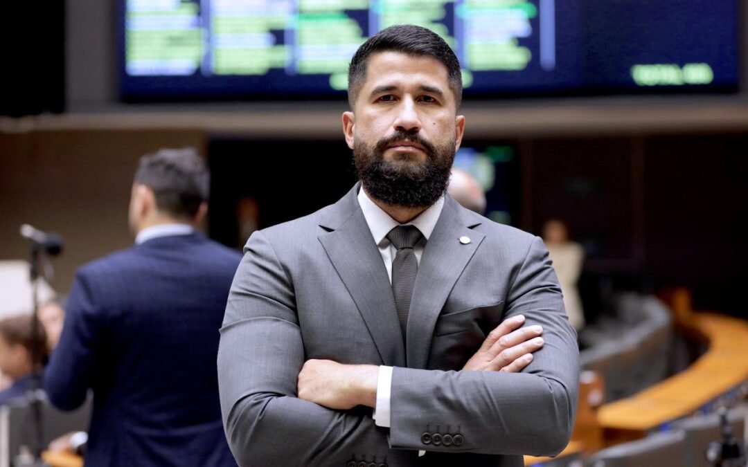 Delegado Fabio Costa assina emenda contra fim da escala 6×1 e apoia flexibilização da jornada