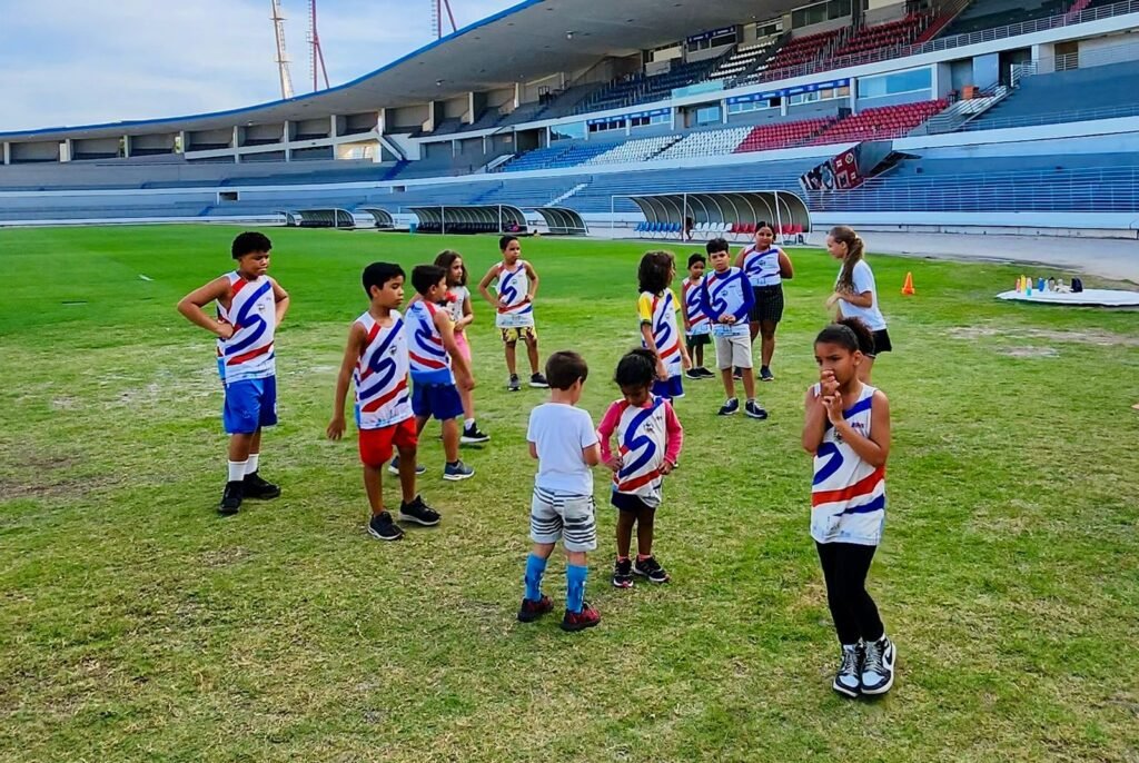 Escolinha de atletismo oferece aulas gratuitas para crianças no Estádio Rei Pelé