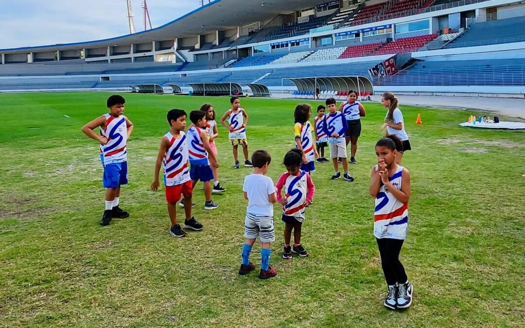 Escolinha de atletismo oferece aulas gratuitas para crianças no Estádio Rei Pelé