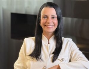 Coceiras, manchas e queda de cabelo podem indicar doenças internas, alerta dermatologista
