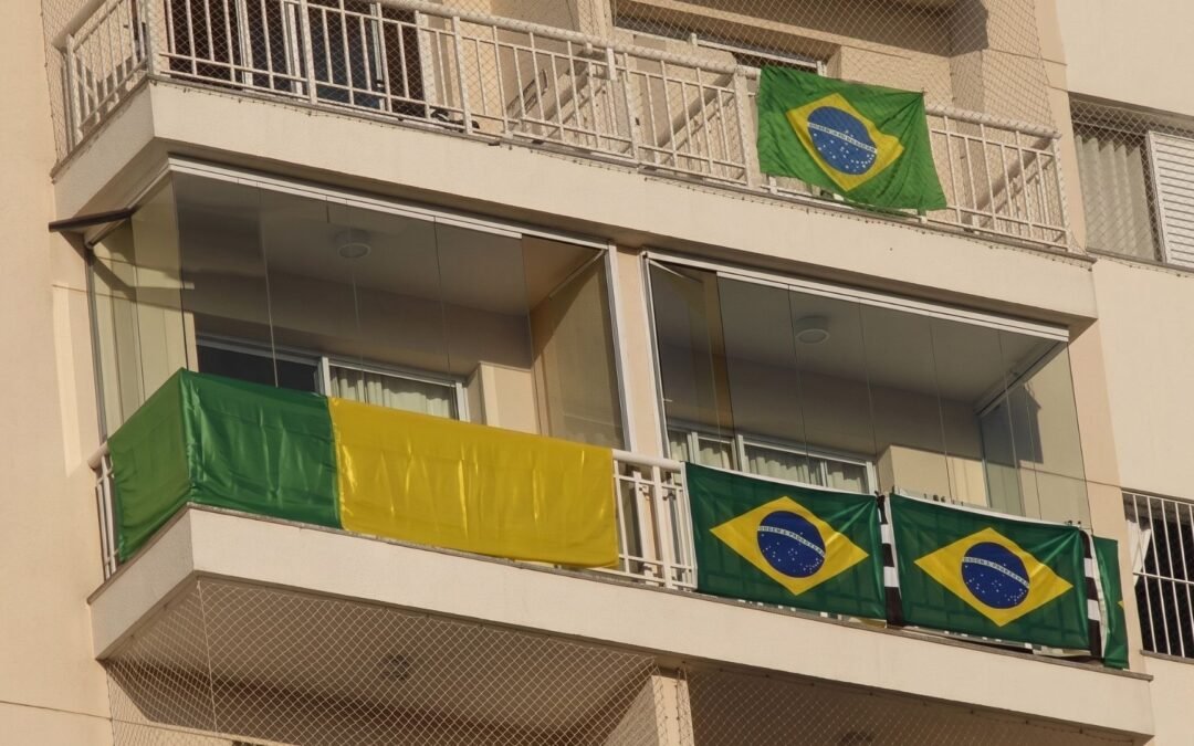 Condomínios discutem proibição de bandeiras do Brasil em varandas durante Copa e eleições