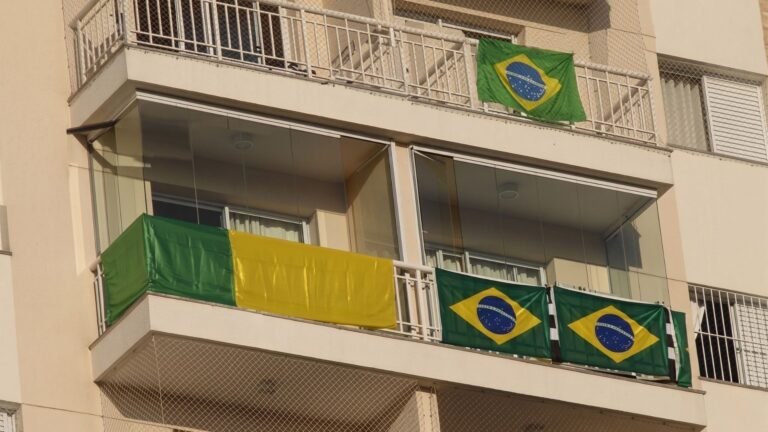 Condomínios discutem proibição de bandeiras do Brasil em varandas durante Copa e eleições