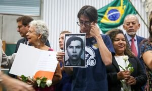 Famílias recebem certidões retificadas de vítimas da ditadura em cerimônia no Ceará