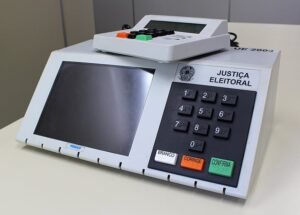 TRE de Alagoas promove exposição interativa sobre os 30 anos da urna eletrônica no Maceió Shopping