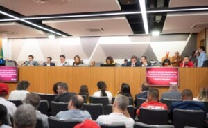 Comissão da Câmara deve votar proposta que acaba com escala 6x1 até quinta-feira (27)