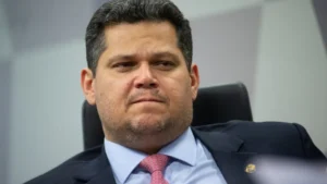 Alcolumbre promulga Lei da Dosimetria após derrubada de veto de Lula no Congresso