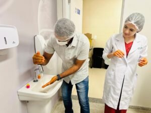 Enfermeira alerta que higienização correta das mãos ajuda a prevenir infecções e doenças