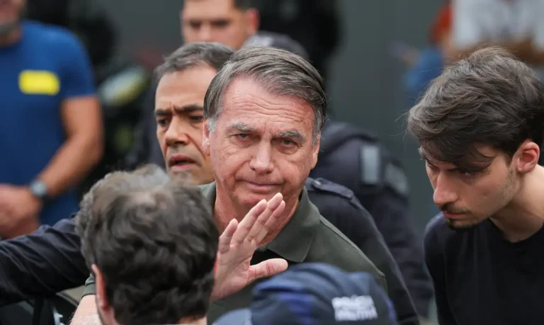 Polícia pede ao STF autorização para ouvir Bolsonaro em investigação sobre arma apreendida