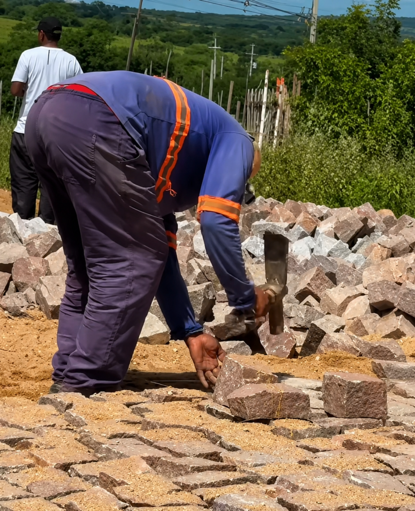 Prefeitura de Cacimbinhas pavimenta acesso entre Guaxinim e BR-316 