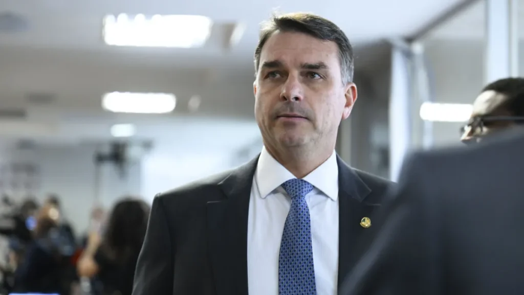 Tarifaço dos EUA gera reação nas redes e amplia desgaste de Flávio Bolsonaro
