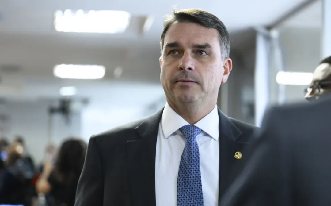 Tarifaço dos EUA gera reação nas redes e amplia desgaste de Flávio Bolsonaro